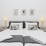 Castle Mansions מלון דירות 4*